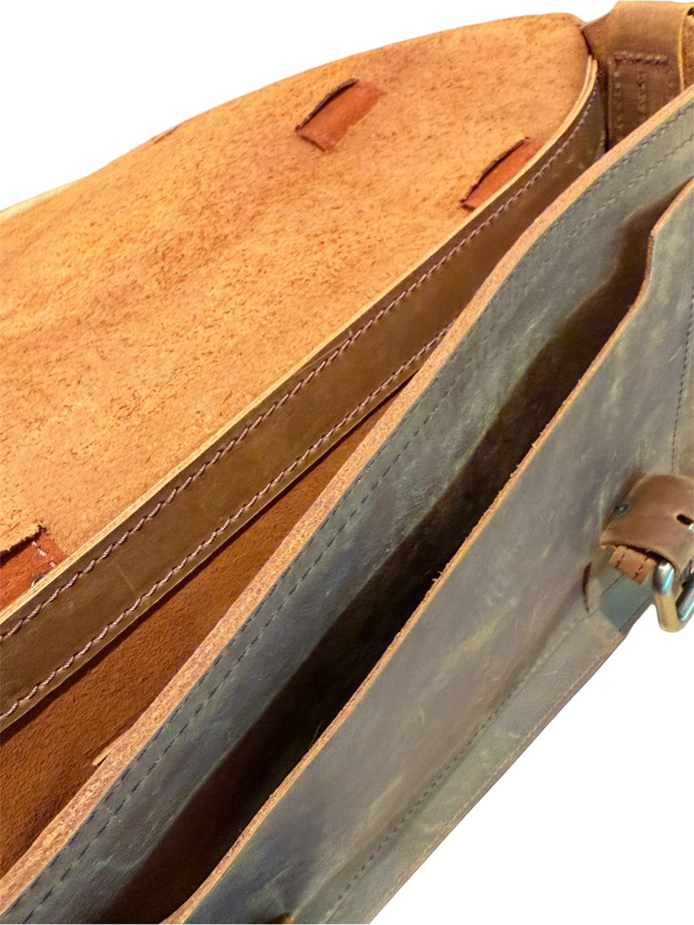NWOT! Oiled Leather Distressed Compact Messenger Bag - Picture 6 of 7